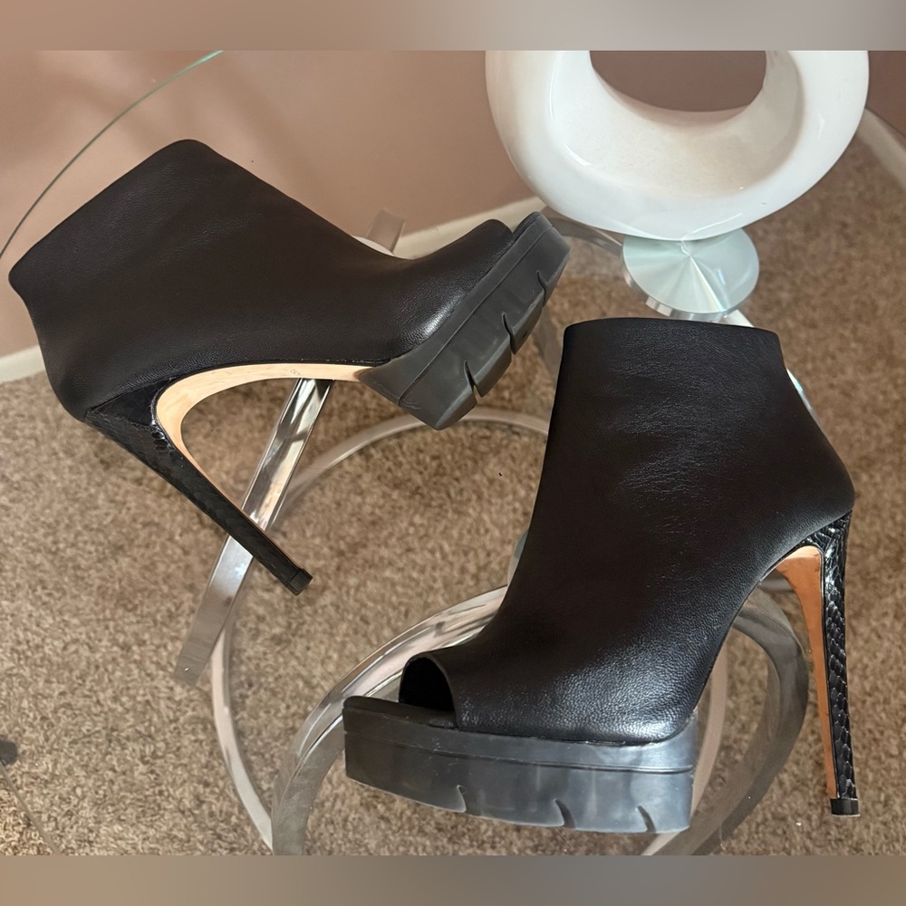 BCBGMazAzria Hasten Black Leather Heeled Platform Peep Toe Booties 9/39